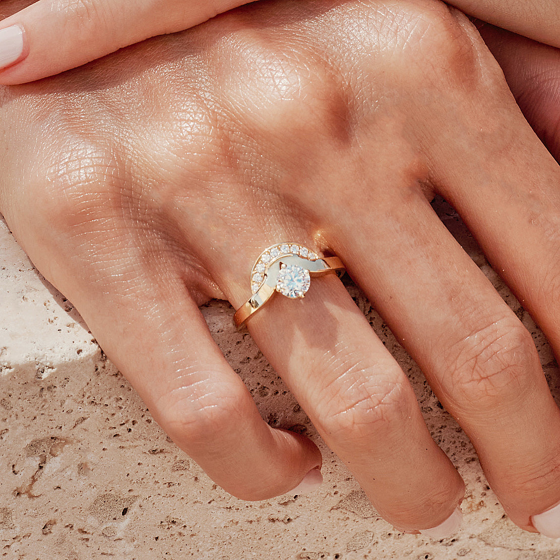 Bague Emblème 0.5ct semi-pavée - Or jaune 18k - diamant éthique - Loyale Paris