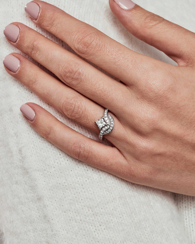 Bague en or recyclé 18k fabriquée à la main en France avec diamant incolore de laboratoire certifié neutre pour le climat