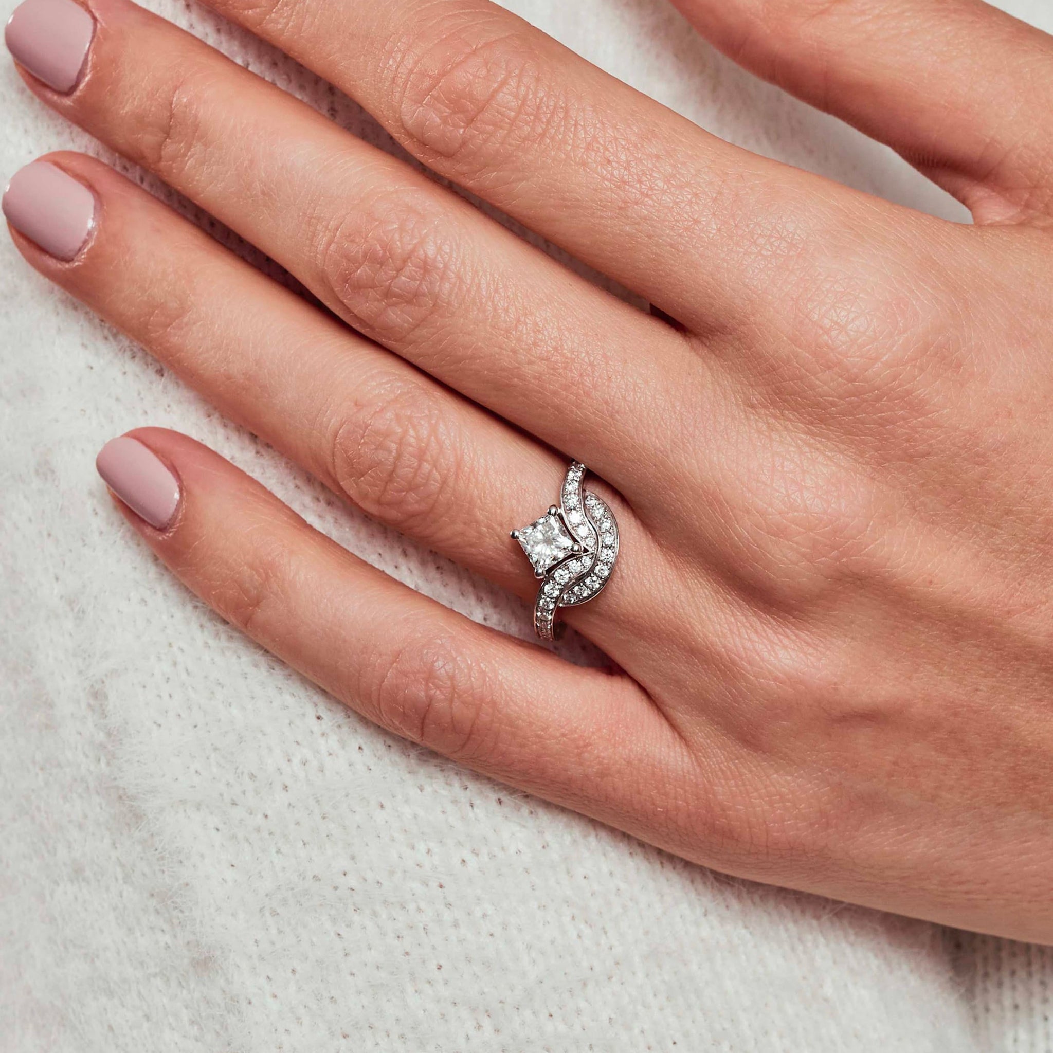 Hand-crafted recycled 18k gold ring made in France with ethical lab-grown diamond climate-neutral certified laboratory