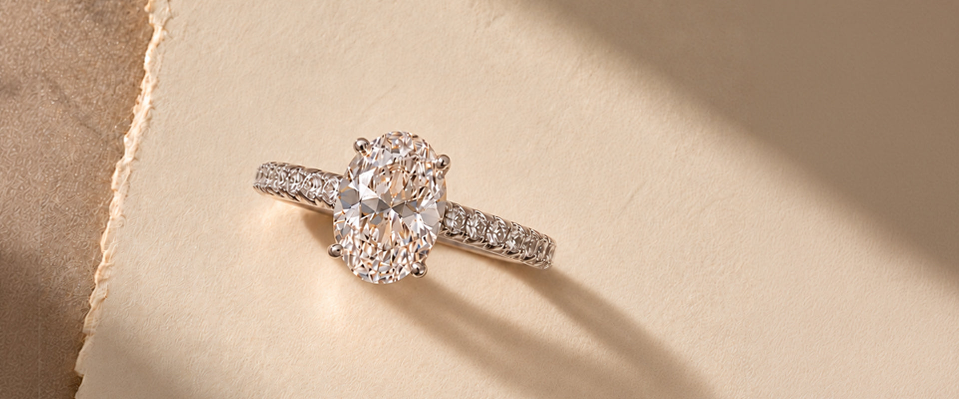 Bague de fiançailles en or blanc 18k ornée d'un diamant éthique ovale et d'un anneau pavé par la maison de joaillerie Loyal.e Paris