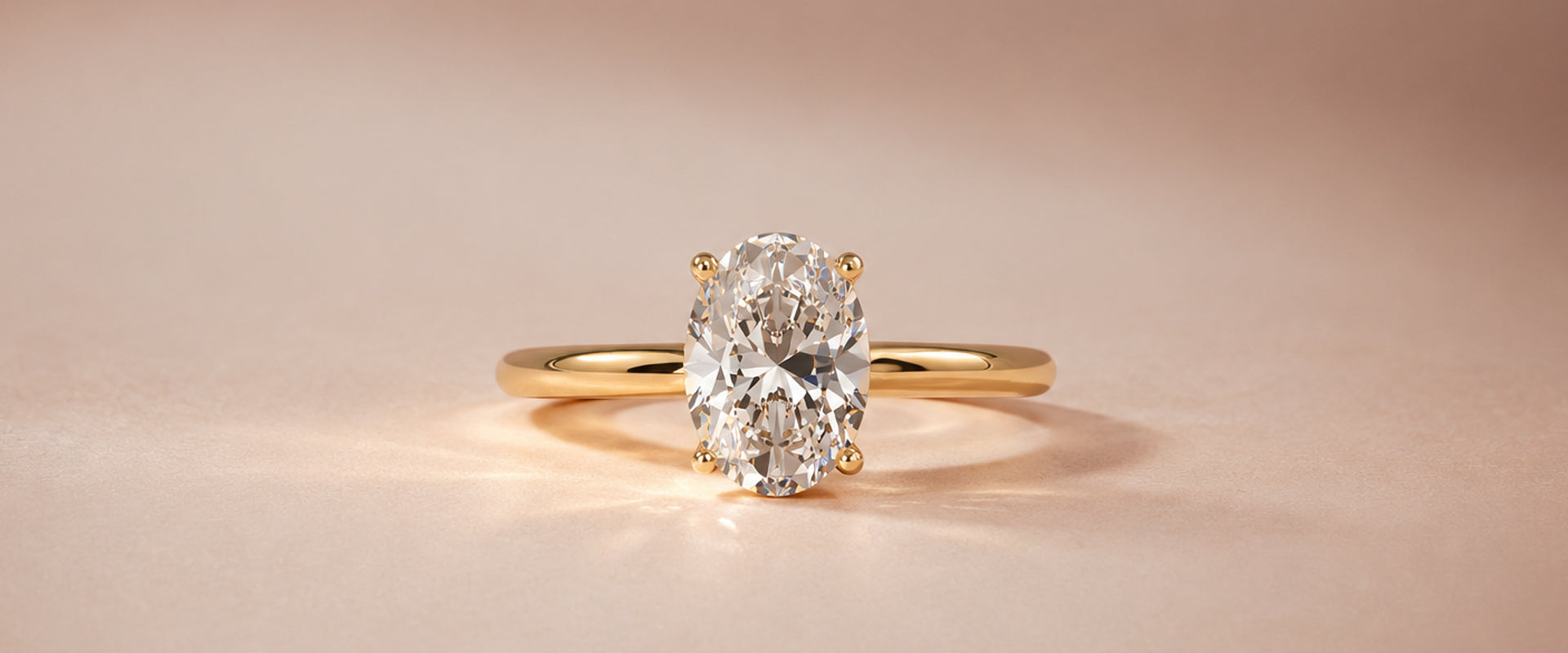 Bague de fiançailles solitaire en or jaune 18k ornée d'un diamant éthique de taille ovale par la maison de joaillerie Loyal.e Paris