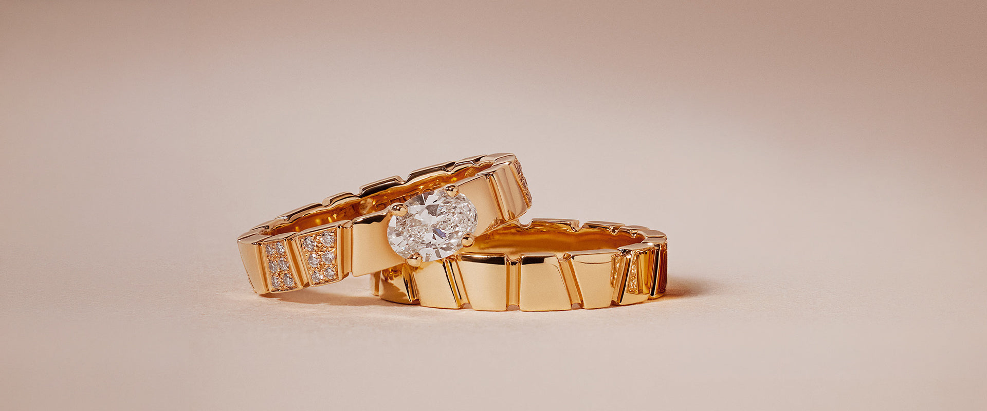 duo de bagues en or jaune 18k comprenant un solitaire avec diamant ethique ovale et une alliance assortie par la maison de joaillerie Loyal e Paris