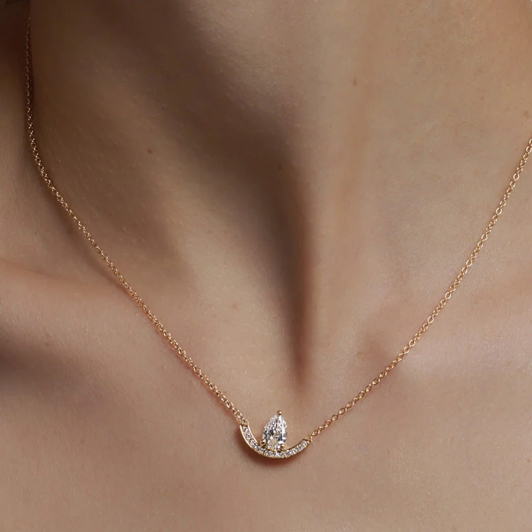 Pendentif Intrépide grand arc Poire 0.7ct pavé - Or jaune 18k - diamant éthique - Loyale Paris