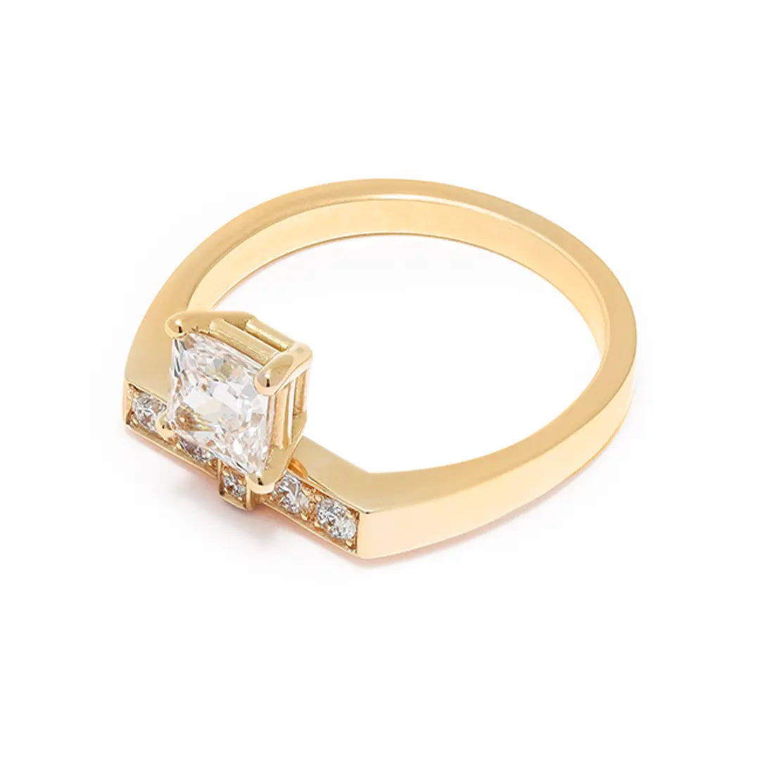 Solitaire Uraeus 0.7ct Princesse pavé - Or jaune 18k - diamant éthique - Loyale Paris