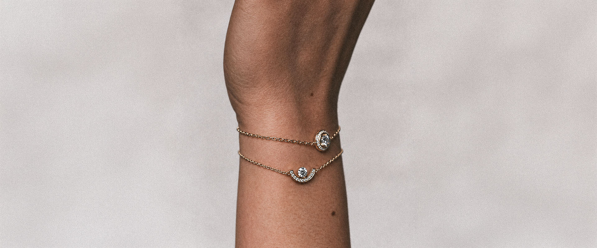 Superposition de deux bracelets sur chaîne en or jaune 18k ornés de diamants éthiques portés au poignet par la maison de joaillerie Loyal.e Paris