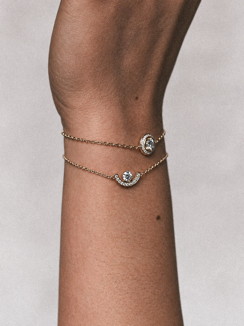 Superposition de deux bracelets sur chaîne en or jaune 18k ornés de diamants éthiques portés au poignet par la maison de joaillerie Loyal.e Paris