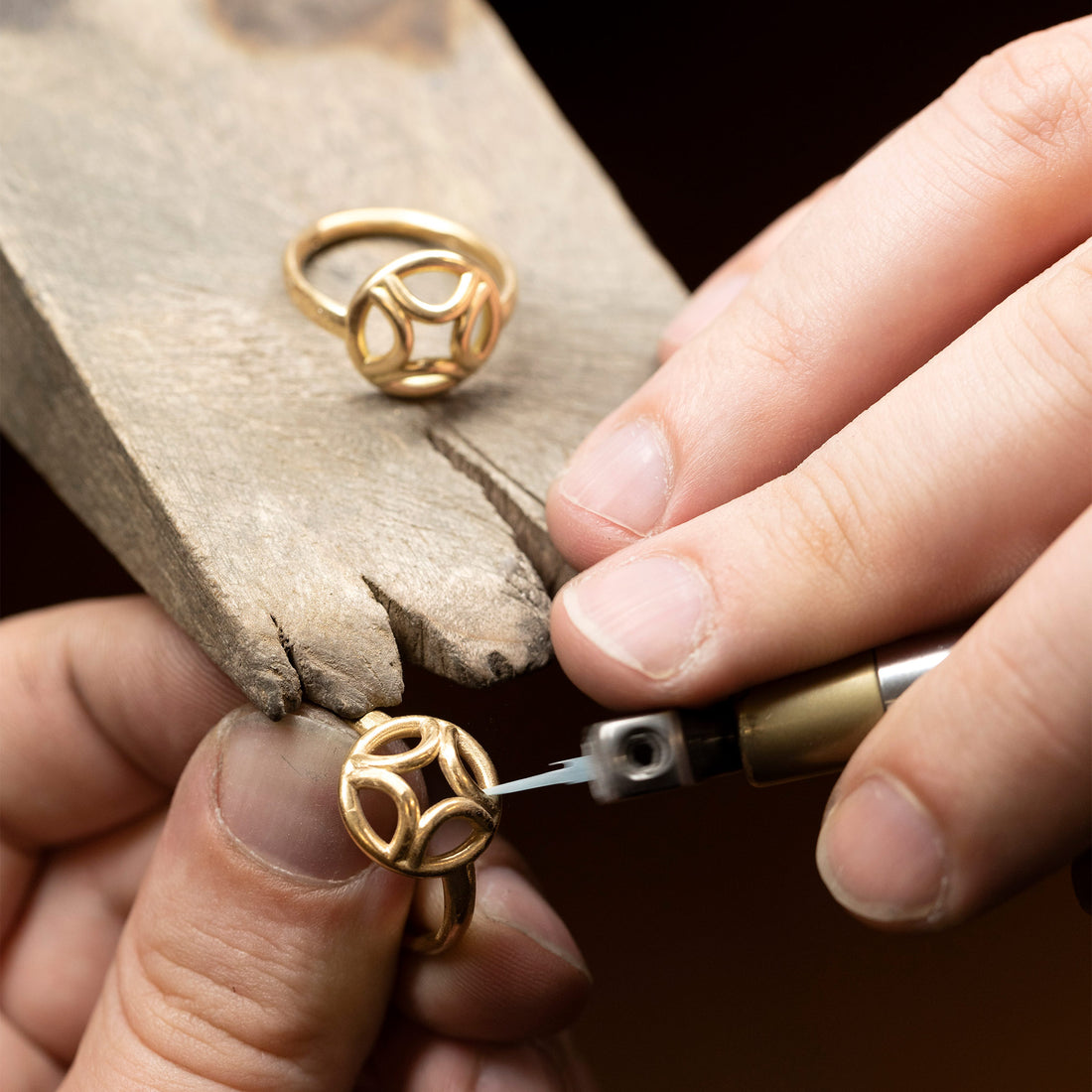 bague en or jaune recyclé 18 carats avec diamants synthétiques, fabriquée à la main en France