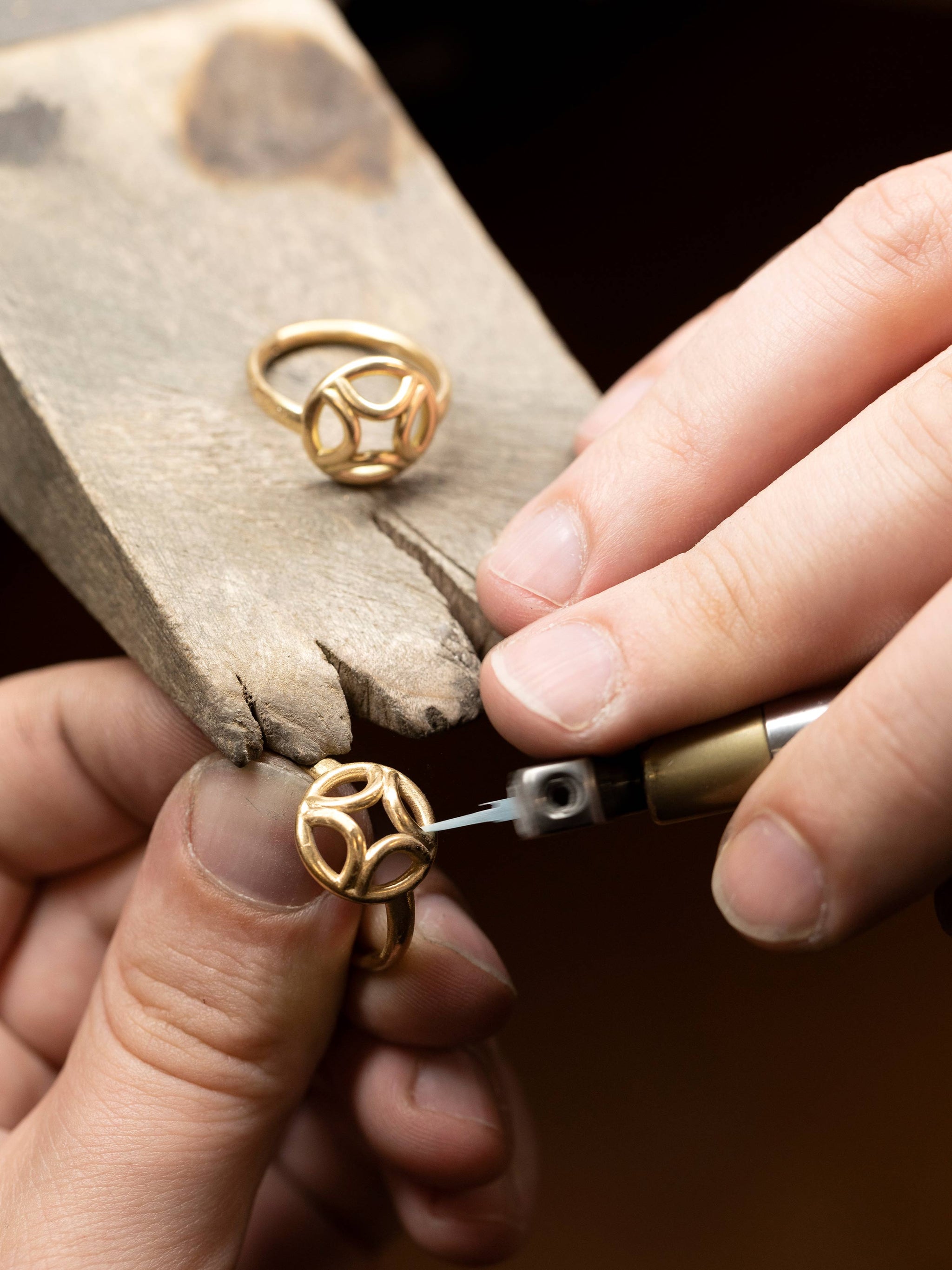 Bague fine fait main en or recyclé 18k avec diamant de laboratoire éthique en France