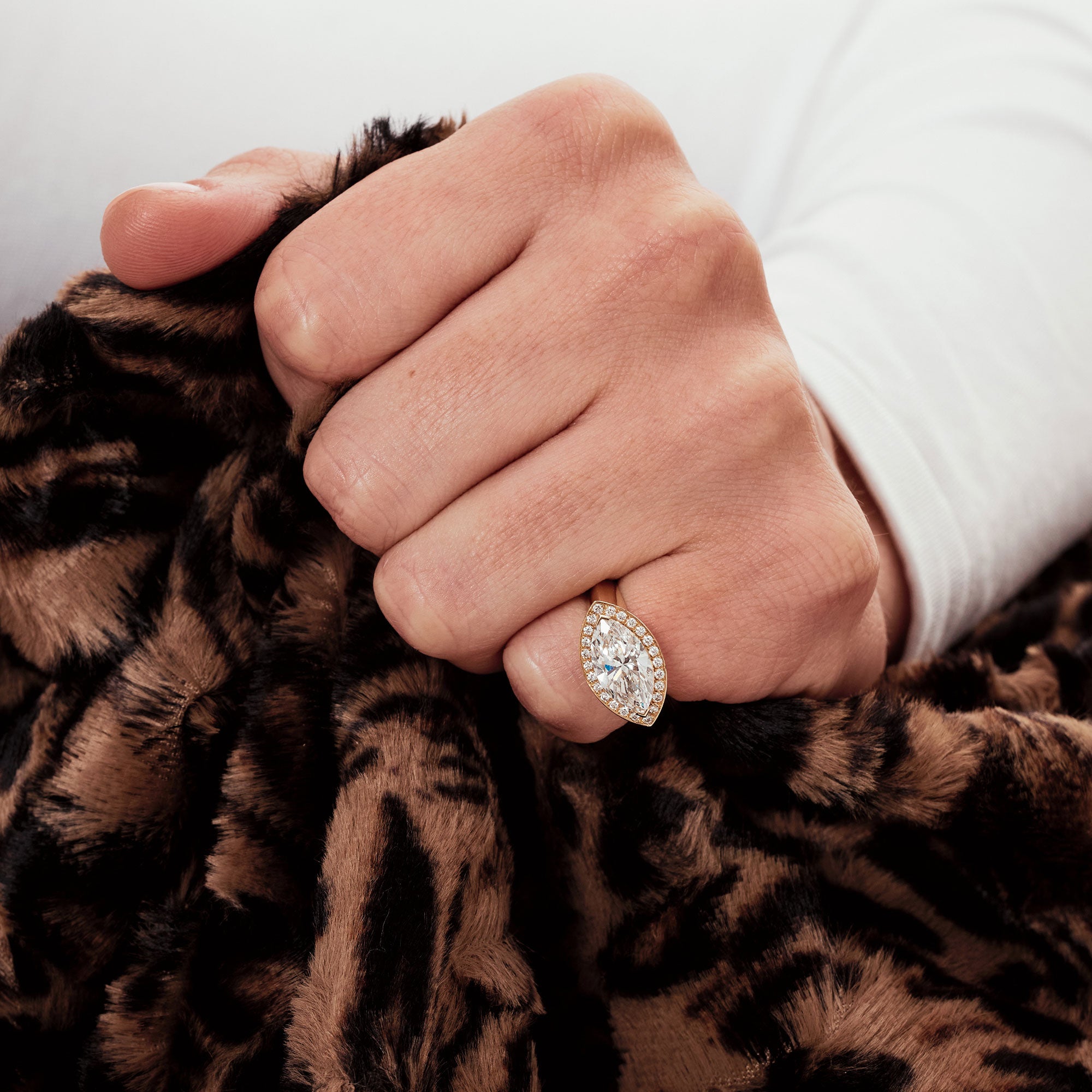 bague chevalière marquise or jaune recyclé 18k sur mesure pièce d'exception maison de joaillerie française loyale paris