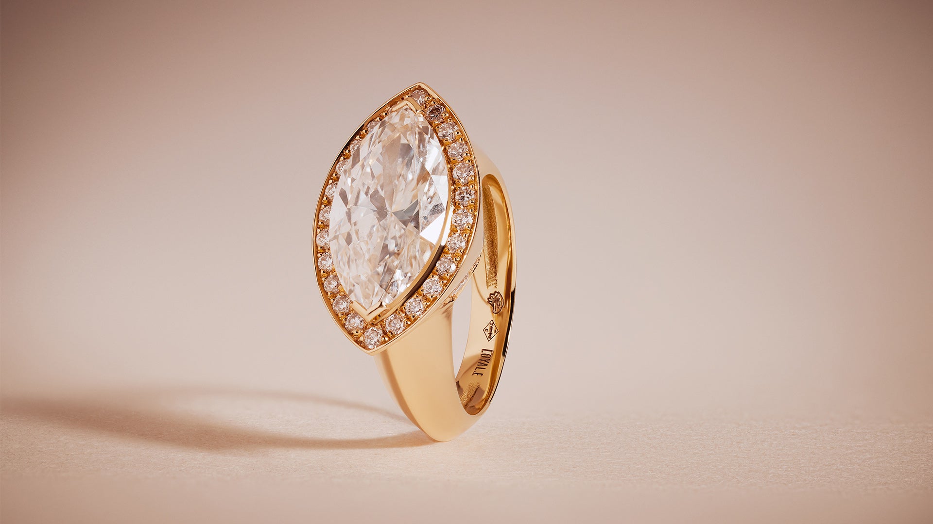 bague chevalière marquise or jaune recyclé sur mesure pièce d'exception maison de joaillerie française loyale paris