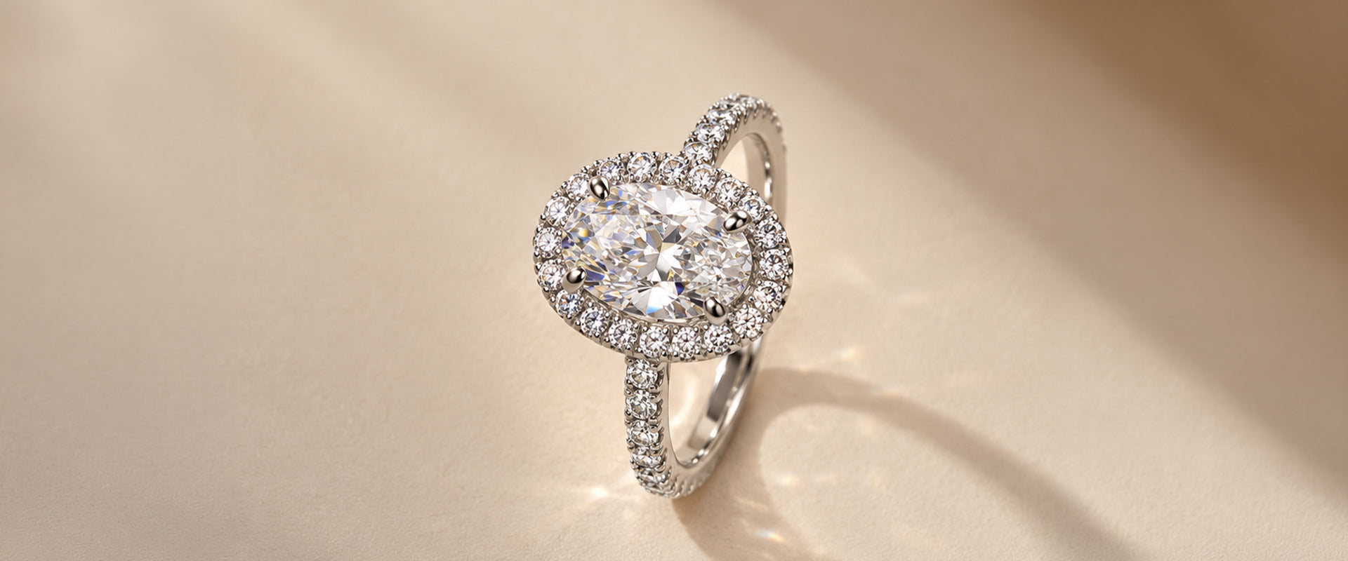 bague de fiançailles en or blanc 18 carats sertie d'un diamant ovale et de diamant éthiques par la maison de joaillerie Loyal.e Paris