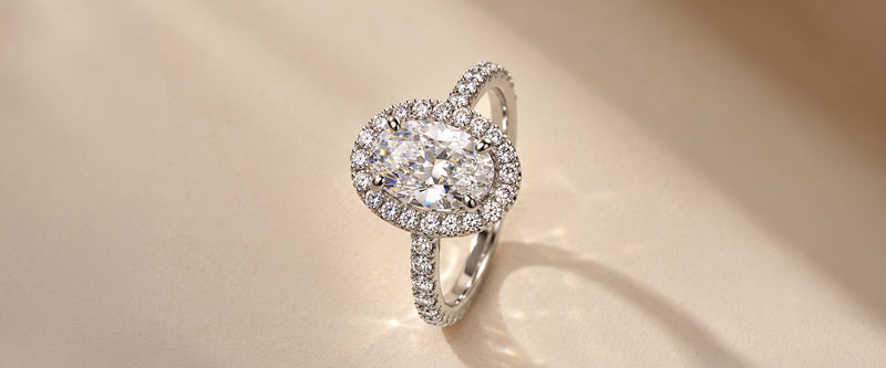 bague de fiançailles en or blanc 18 carats sertie d'un diamant ovale et de diamant éthiques par la maison de joaillerie Loyal.e Paris