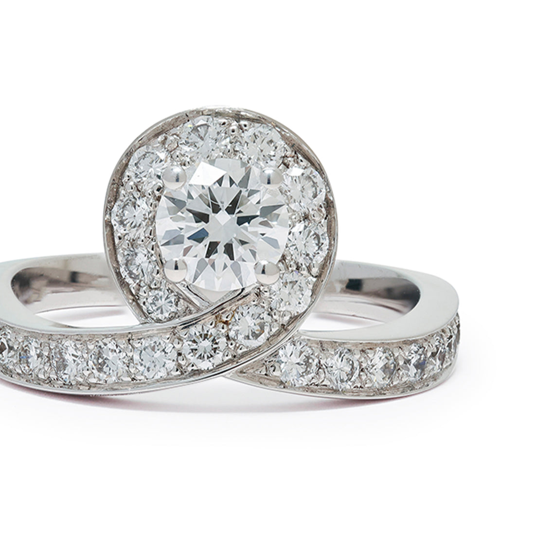 Bague sertie en or blanc 18k avec diamant éthique taille brillant fait à la main en France