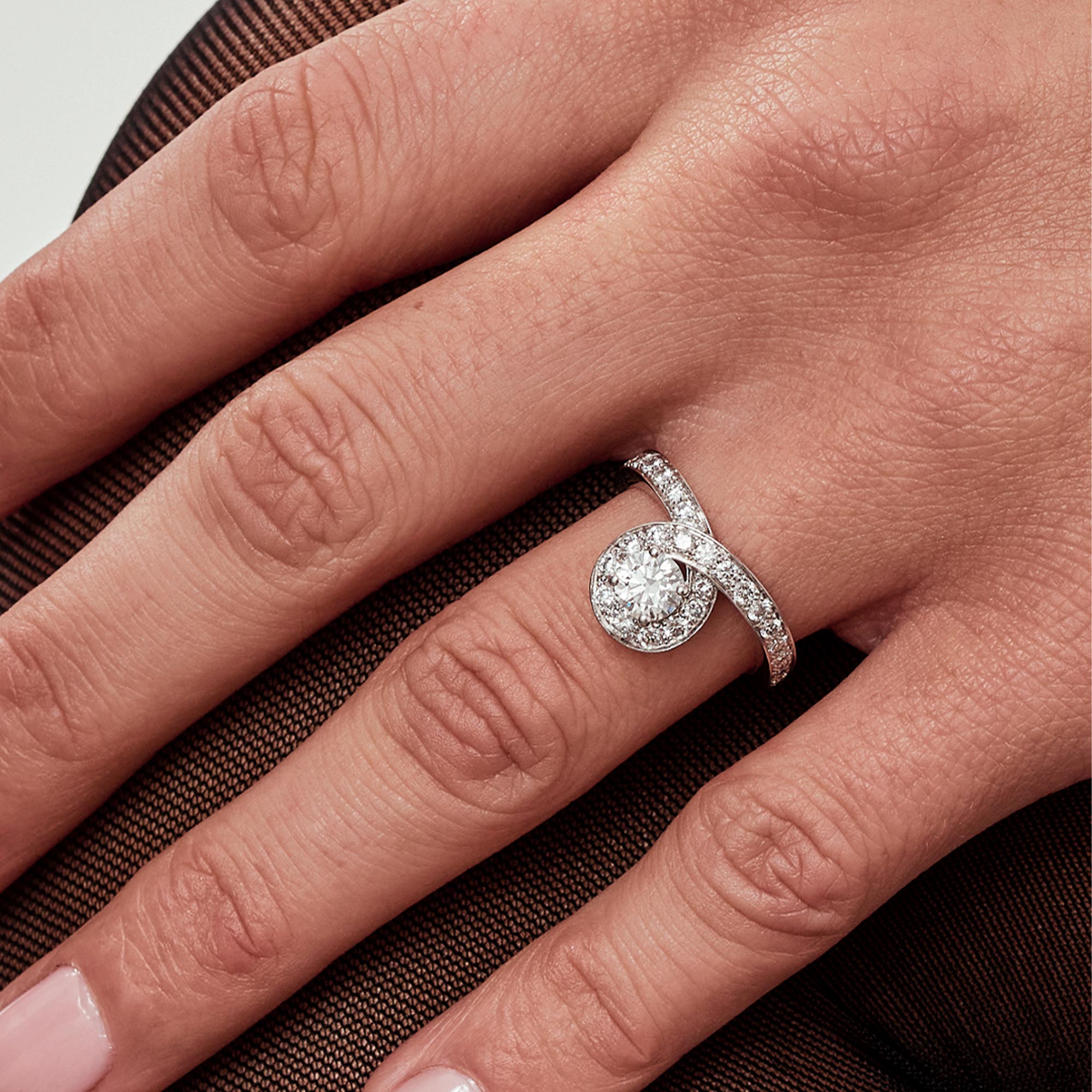 Bague Solitaire Lien Éternel en or blanc recyclé palladié pavée de diamants de synthèse création éthique et élégante de la maison de joaillerie Loyal.e Paris