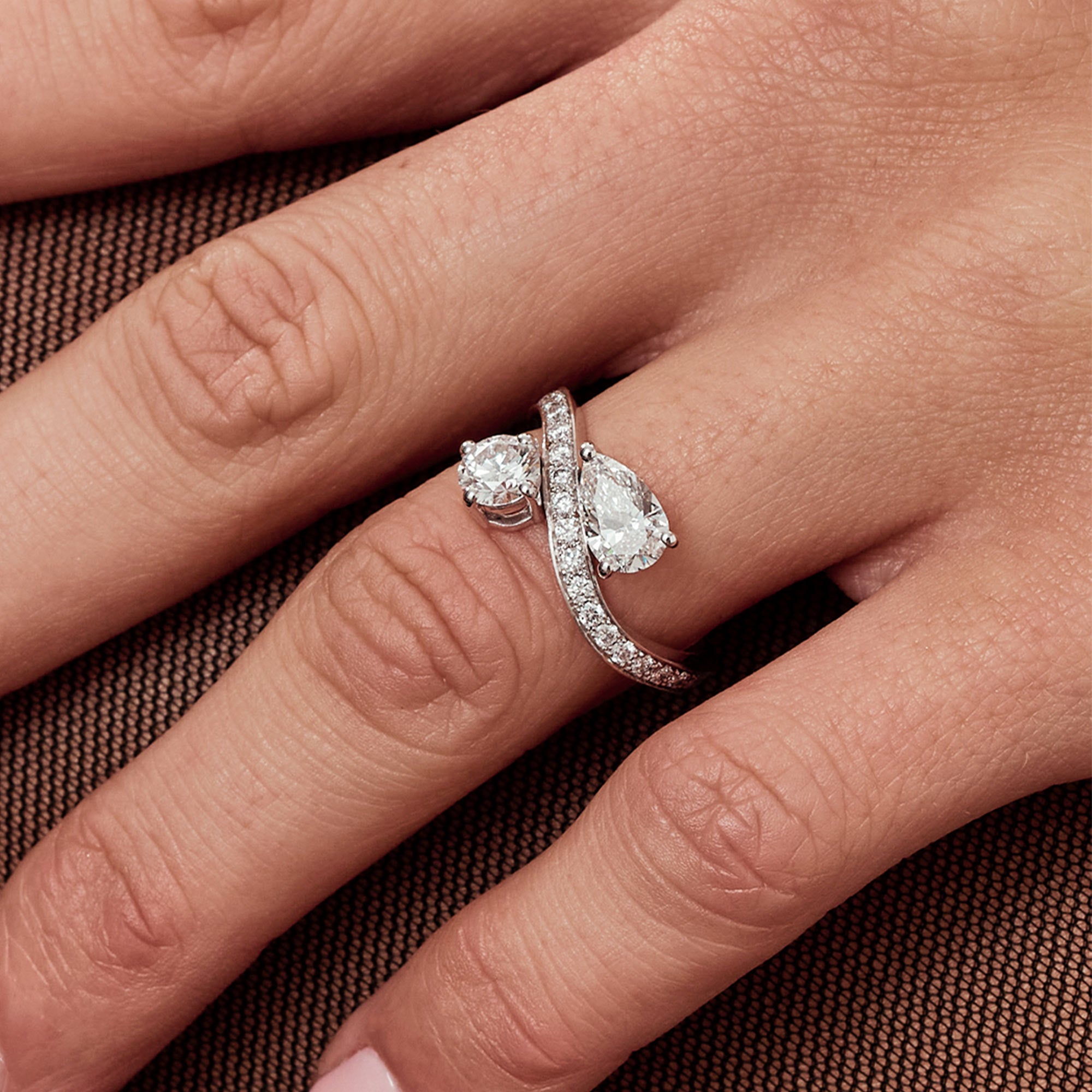 Bague Toi & Moi Éternel, sertie d’un diamant poire et d’un diamant rond, pavée de diamants de synthèse, création éthique de la maison de joaillerie Loyal.e Paris.