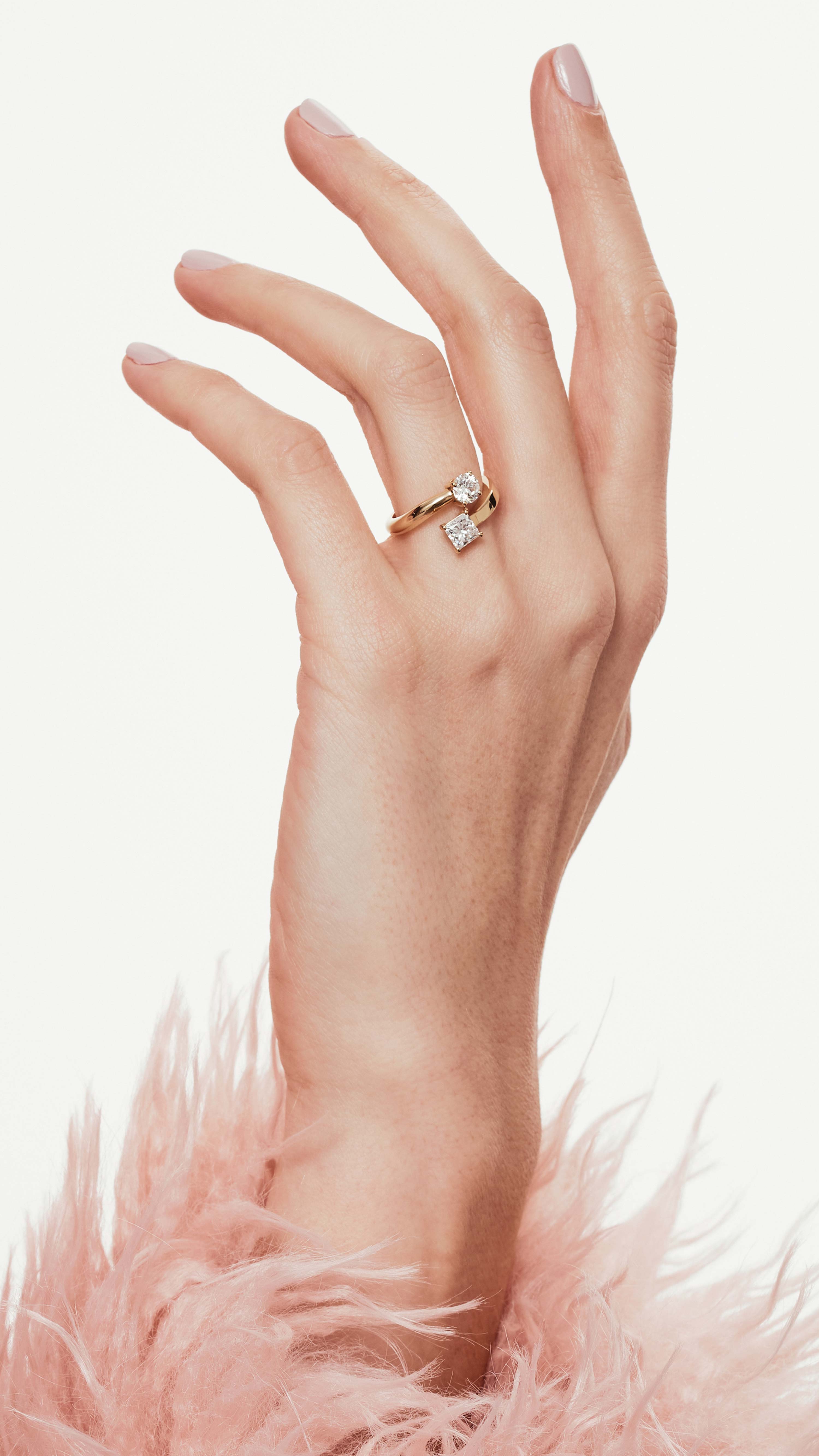 Bague artisanale en or recyclé 18k avec diamant rond brillant et princesse créé en laboratoire fabrication française