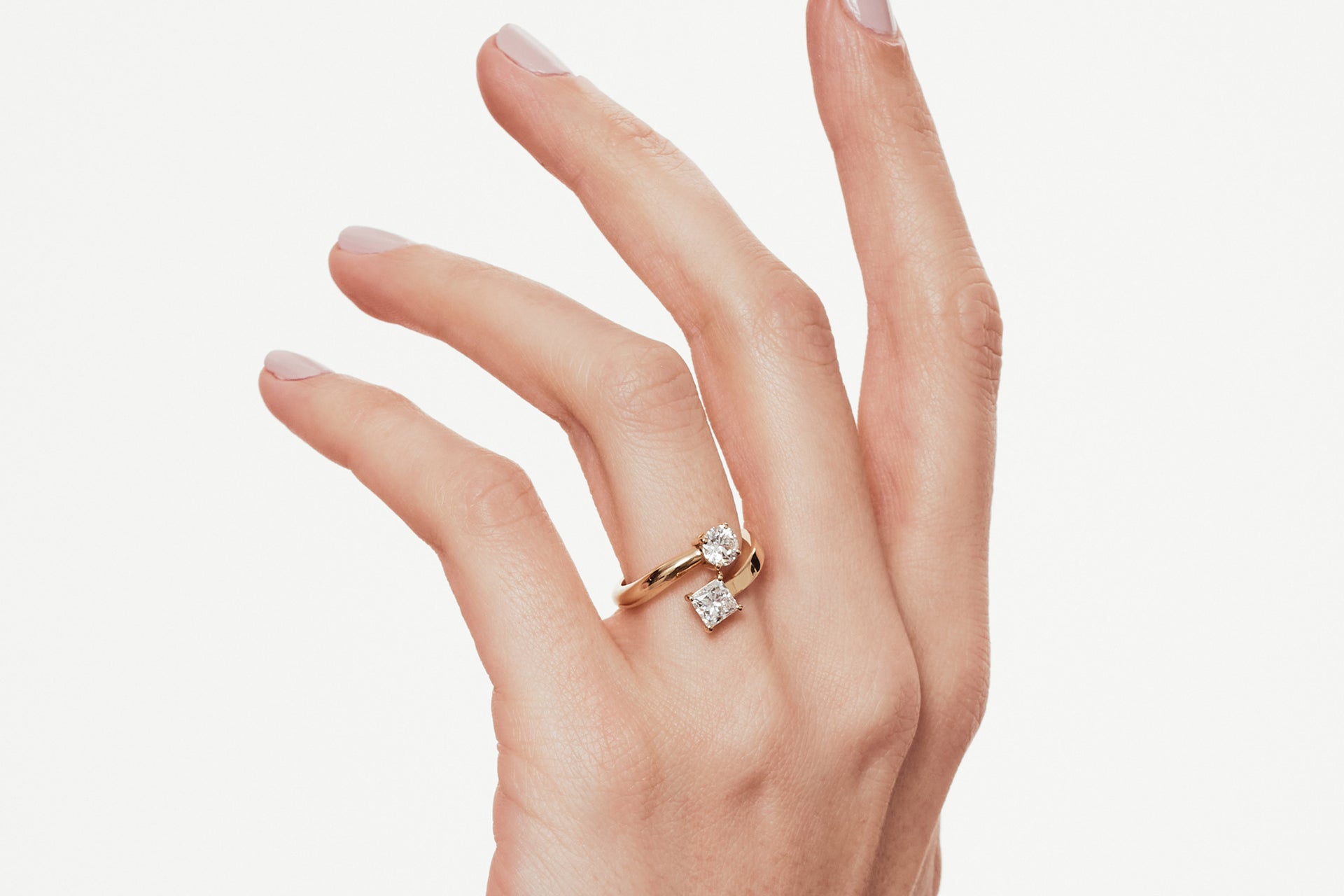 Bague artisanale en or recyclé 18k avec diamant rond brillant et princesse créé en laboratoire fabrication française