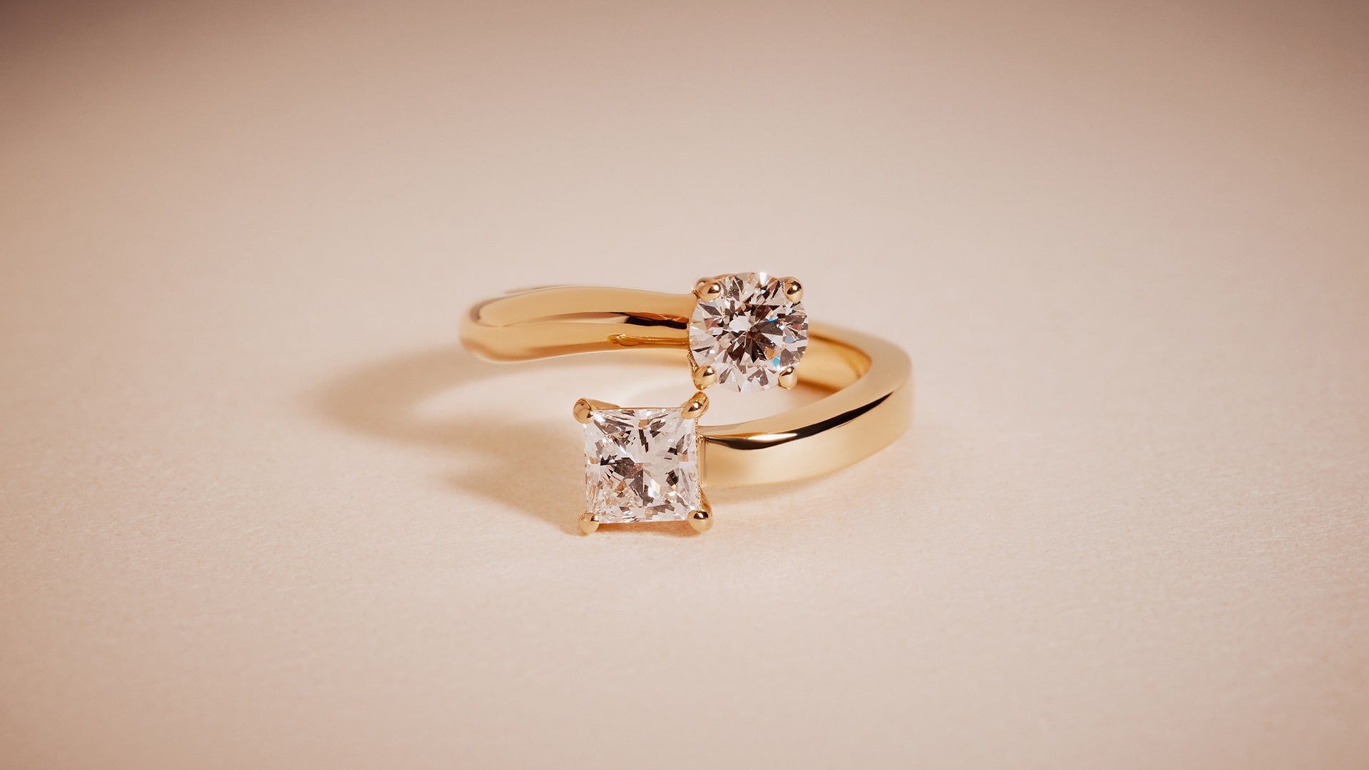 Bague en or jaune recyclé 18k fabriquée à la main en France avec diamant incolore de laboratoire éthique