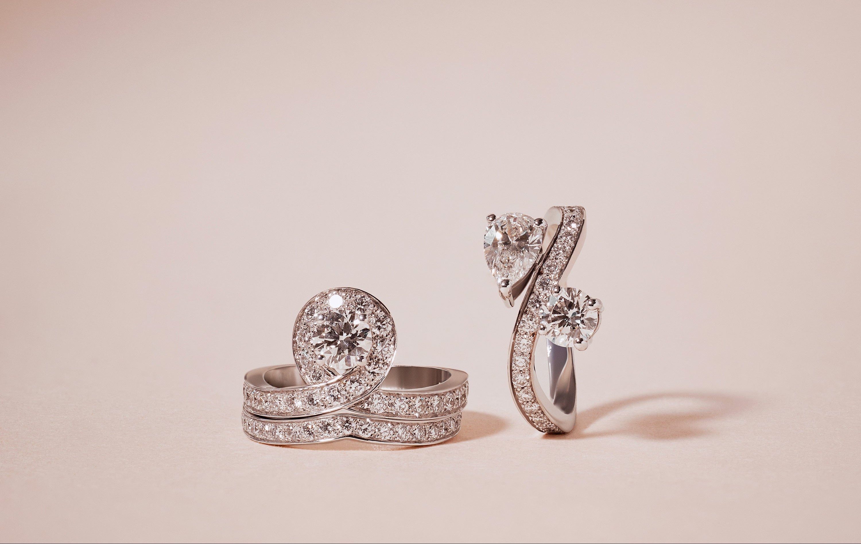 Bague en or recyclé 18k fabriquée à la main en France avec diamant de laboratoire éthique rond brilland et poire