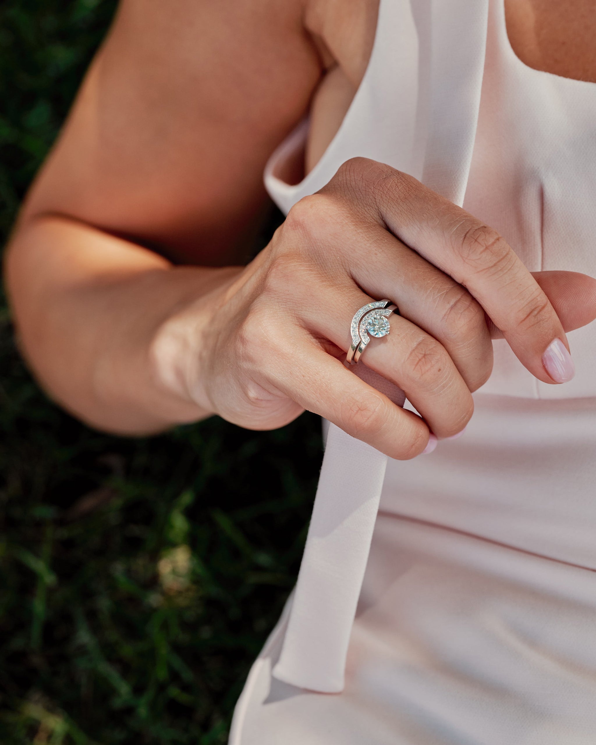 Bague design Intrépide en or jaune 18k avec arc pavé et diamant éthique 0.25 carat fabriquée à la main en France