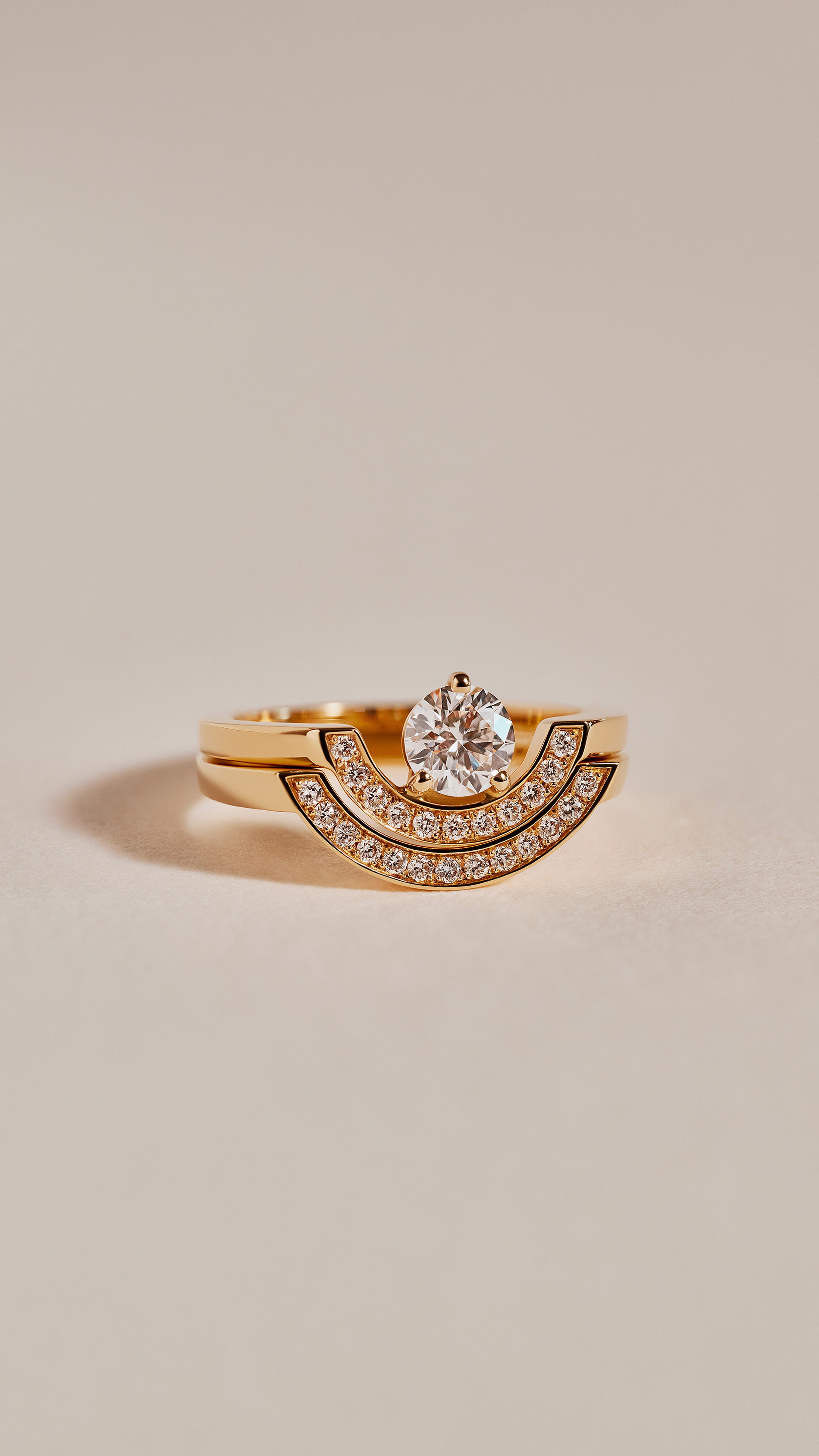 Bague pavée en or blanc recyclé 18k avec diamants synthétiques fabriqués à la main en France de manière éthique