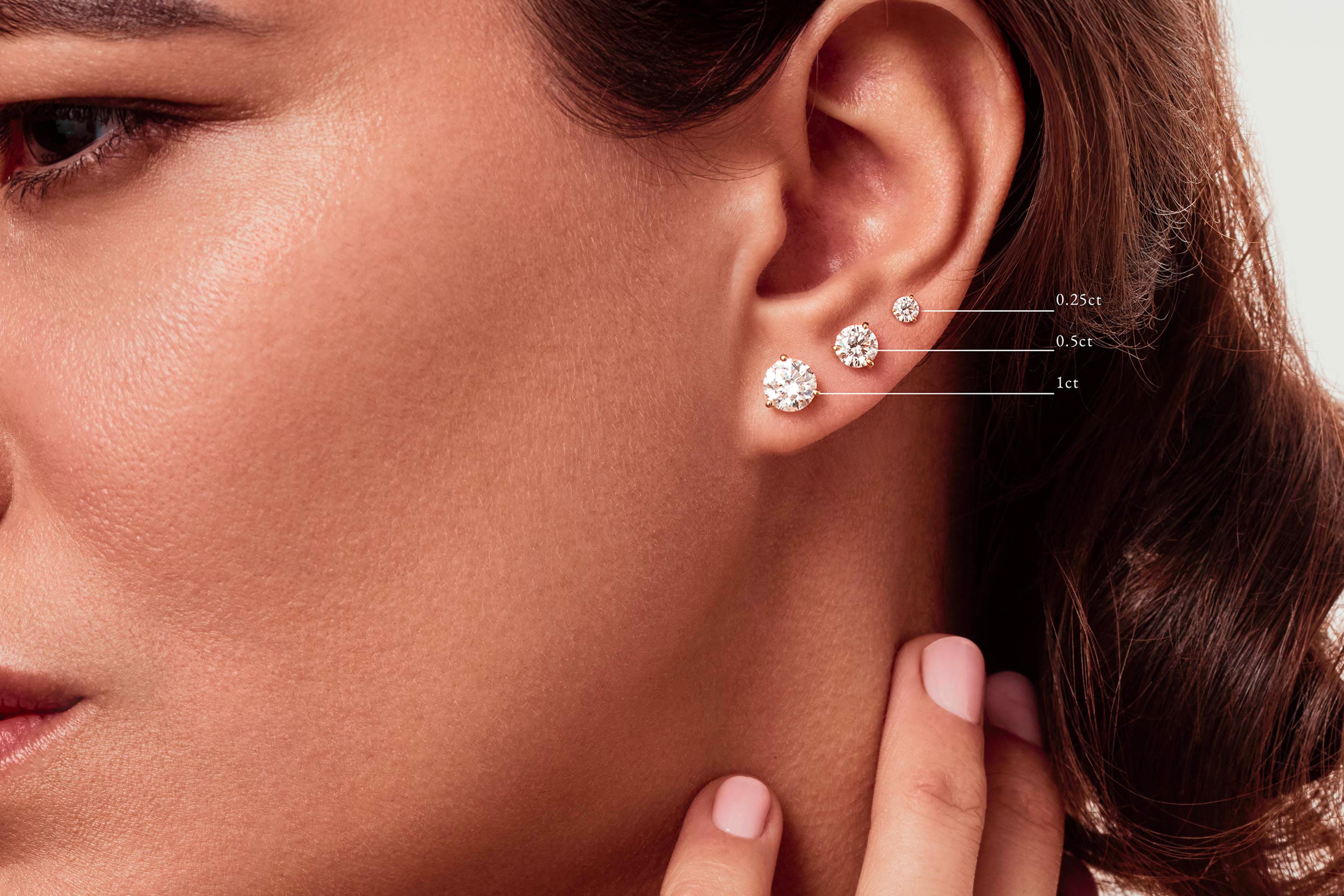 Boucles d’oreilles de la collection Pure, serties de diamants de synthèse, créations éthiques de la maison de joaillerie française Loyal.e Paris