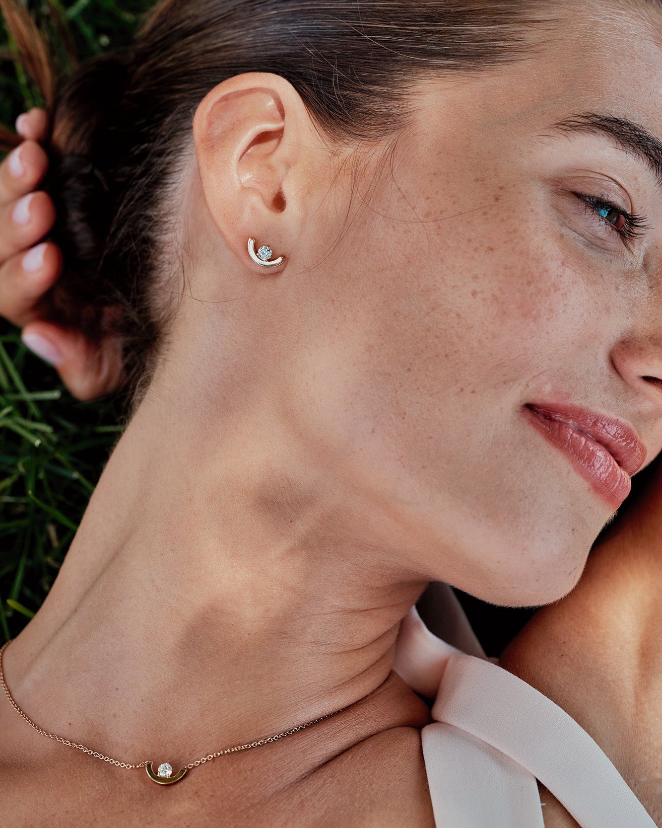 Bague de joaillerie en or blanc 18k avec solitaire diamant de laboratoire et or recyclé fabriquée en France