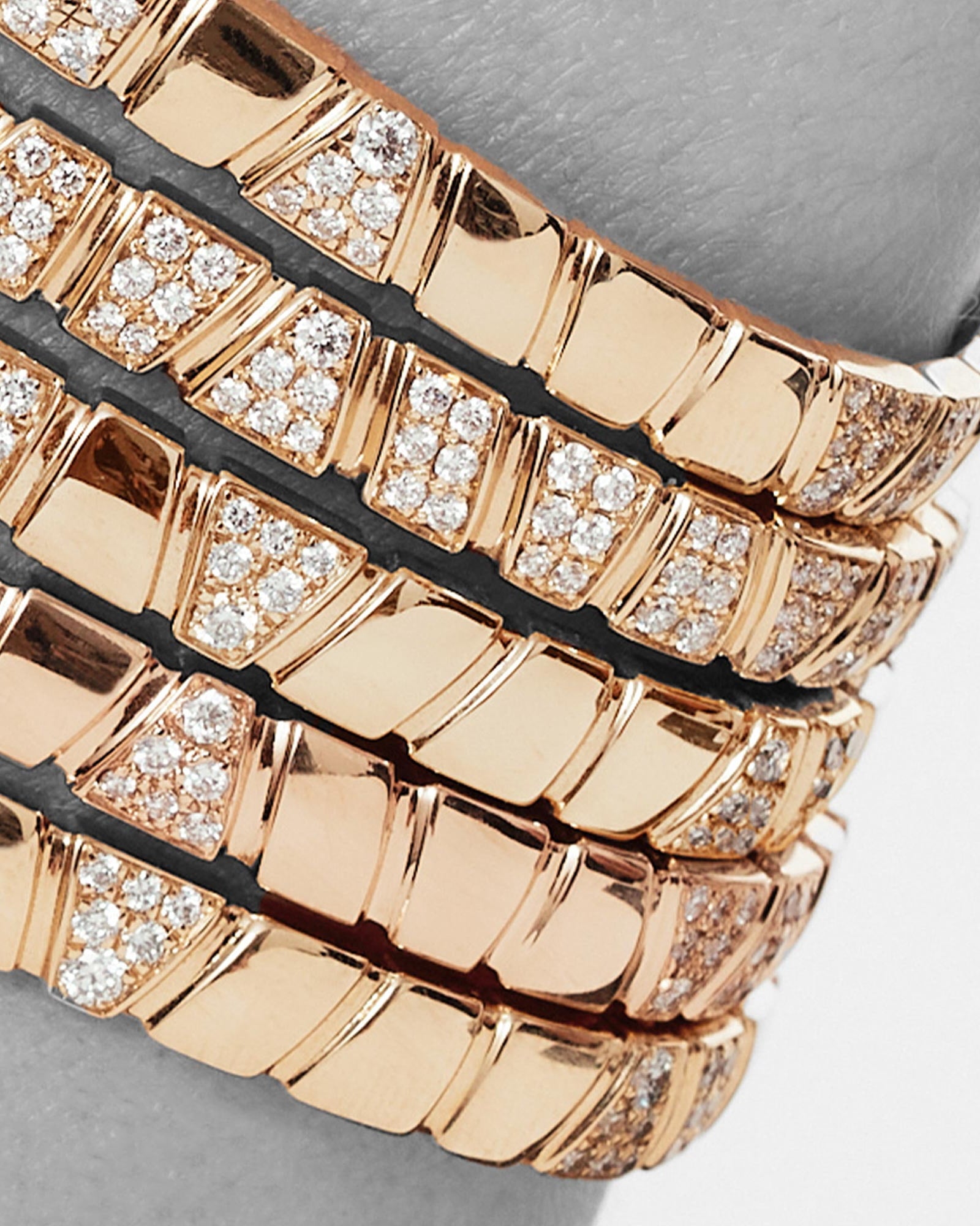 18k yellow gold bangle bracelet with lab-grown diamond round brillant