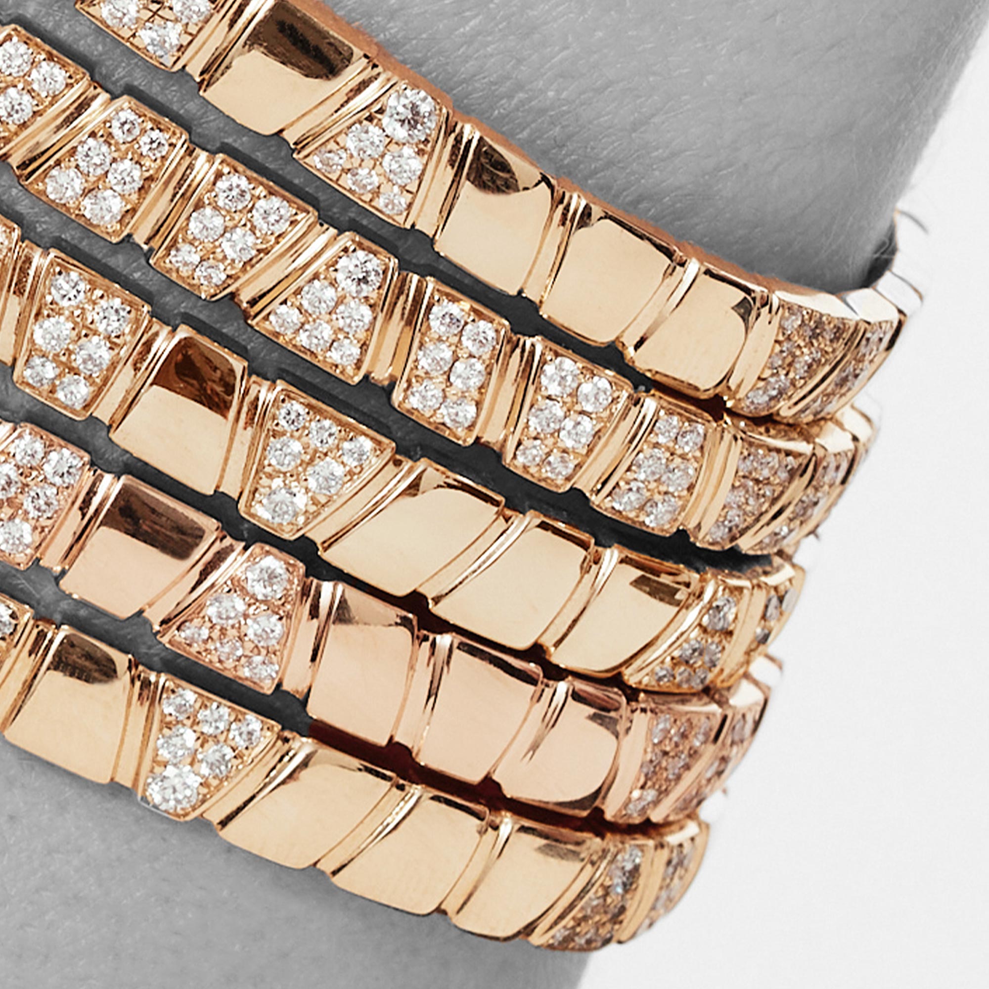 18k yellow gold bangle bracelet with lab-grown diamond round brillant