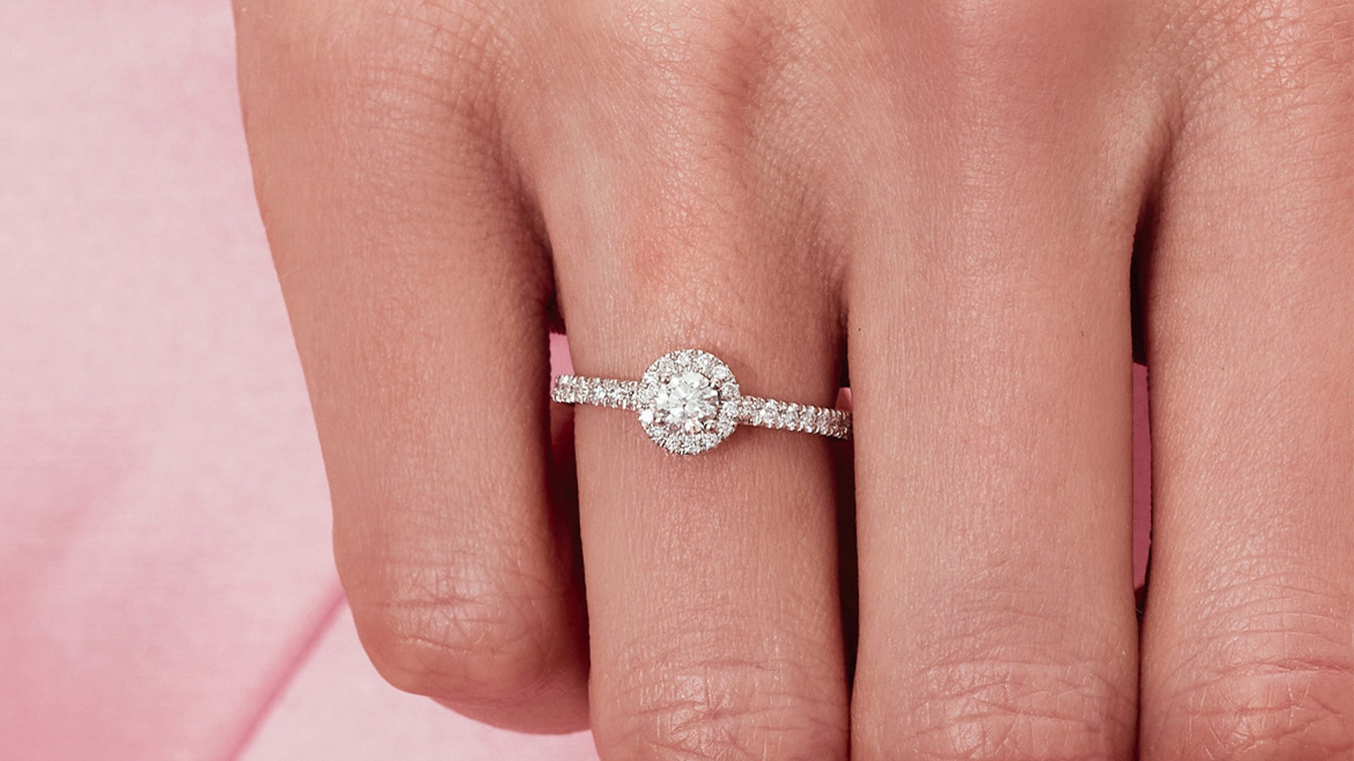 comment choisir son diamant bague absolue couronne pavé de diamants or blanc palladié maison de joaillerie loyale paris