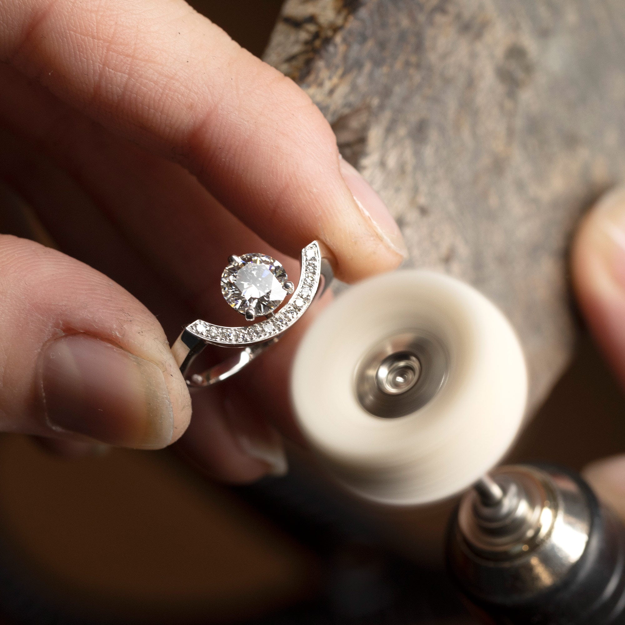 Artisanal recycled 18k white palladium gold ring with lab-created round brilliant diamond french-made