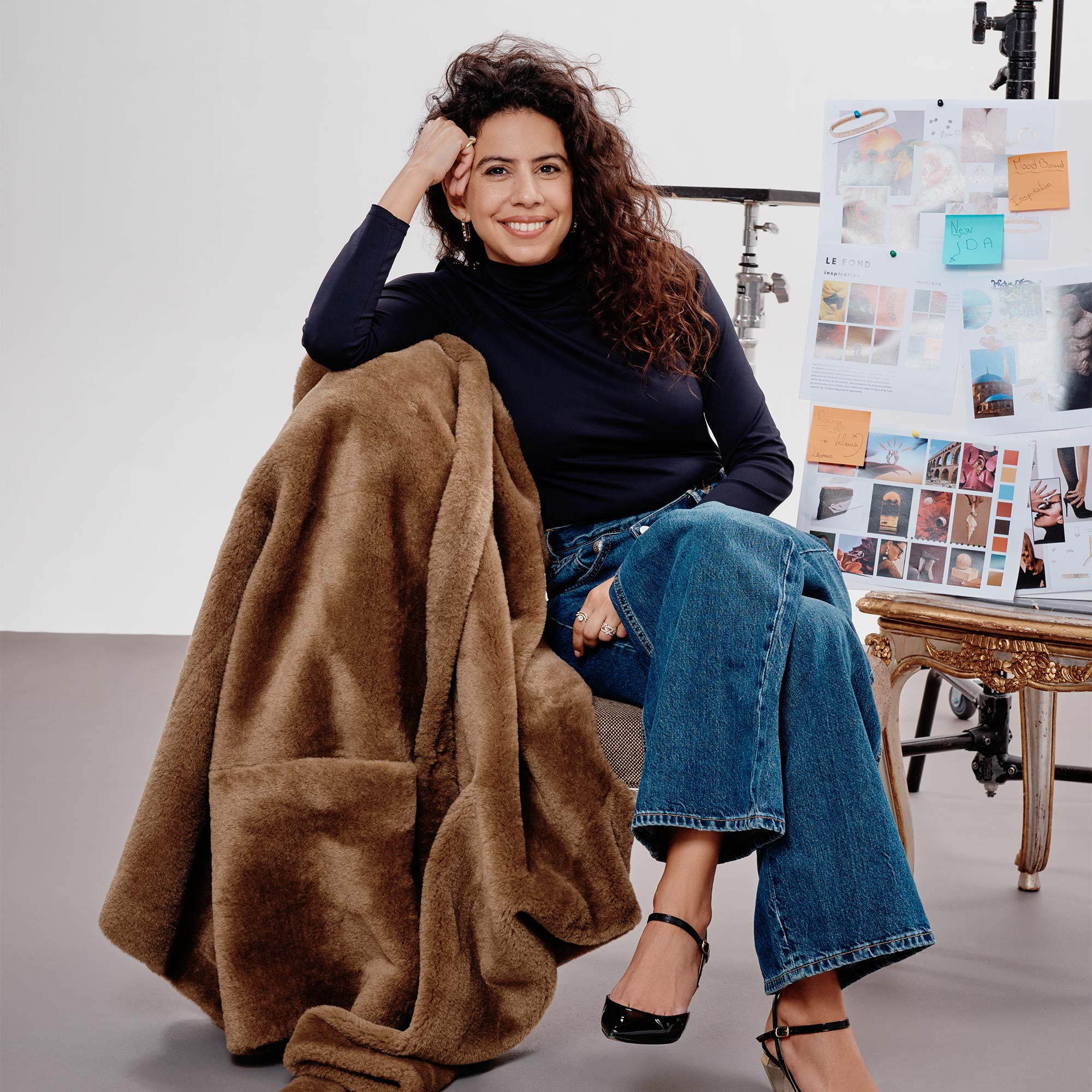 Maïssa créatrice et fondatrice de la maison de joaillerie Loyal.e Paris présentant la collection Uraeus.