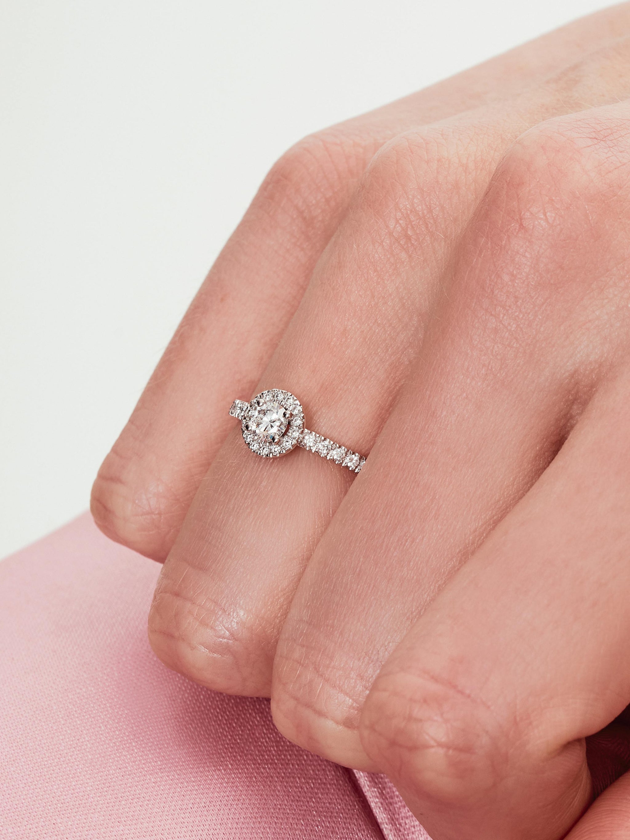 design distinctif bagues absolue couronne 0.25 carat pave de diamants or blanc recycle maison de joaillerie loyale paris