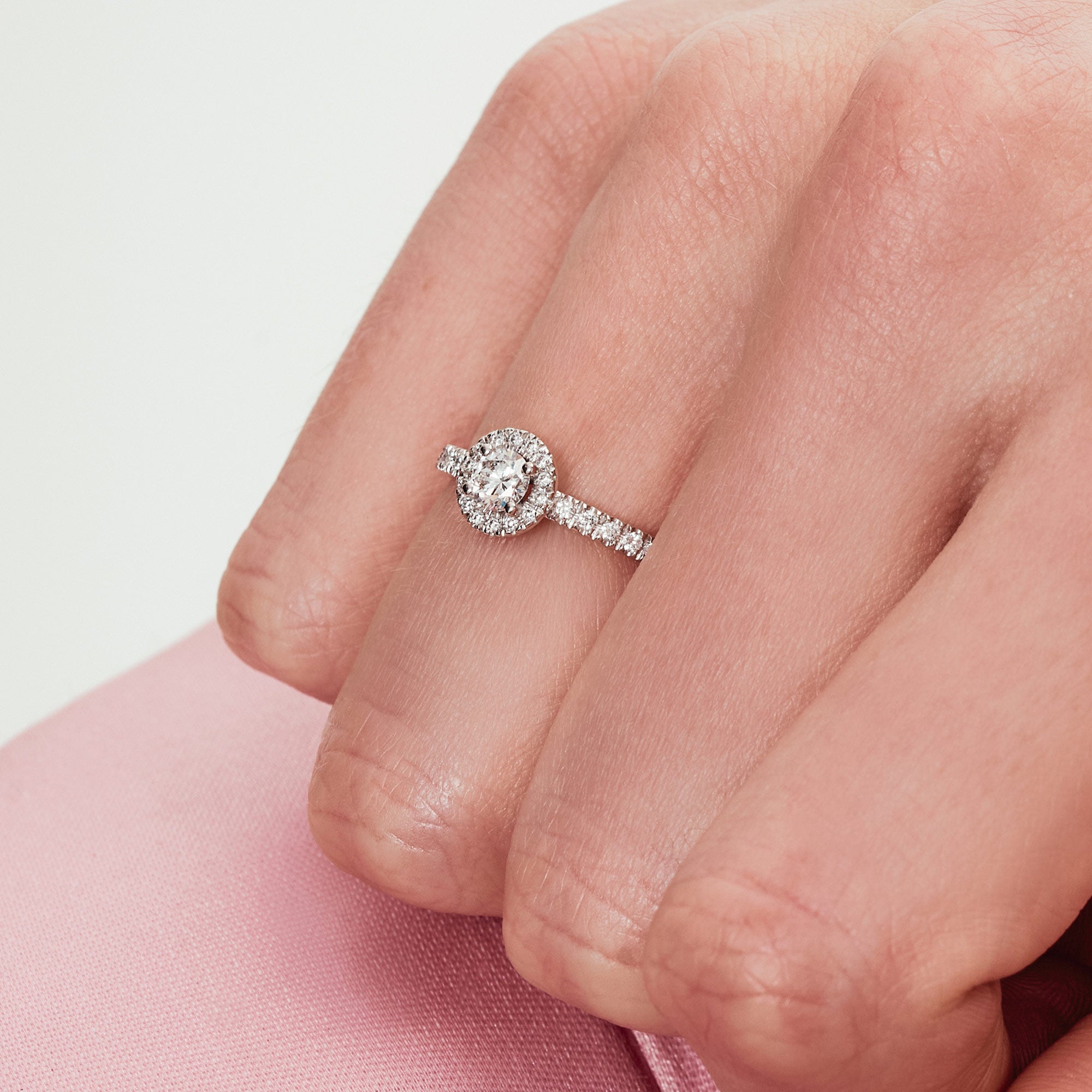 Design distinctif de la bague Absolue Couronne 0,25 ct en or blanc recyclé pavée de diamants de laboratoire Loyal.e Paris