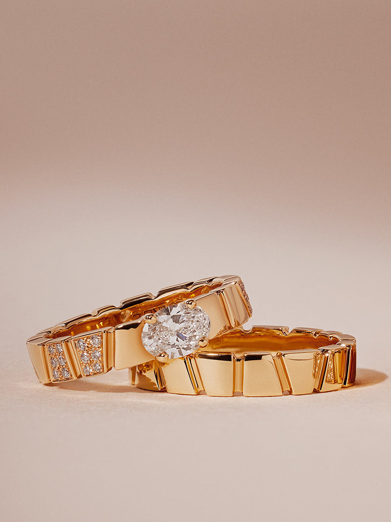 Duo de bagues en or jaune 18k comprenant un solitaire avec diamant éthique ovale et une alliance assortie par la maison de joaillerie Loyal.e Paris
