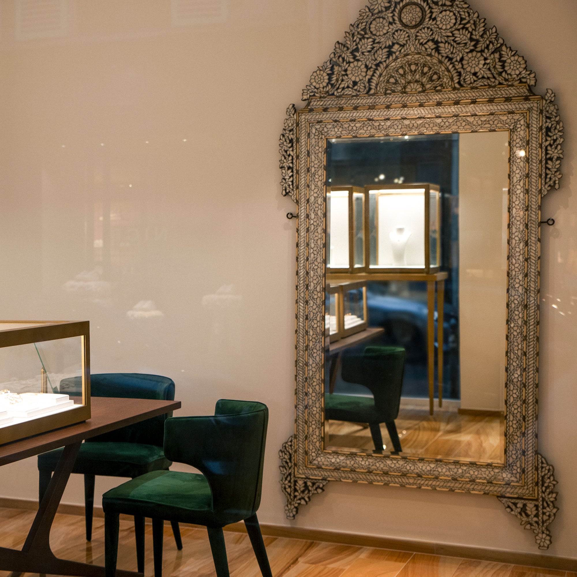 Maison de joaillerie française fabriquant à la main des créations en or recyclé 18k et diamants éthiques incolores