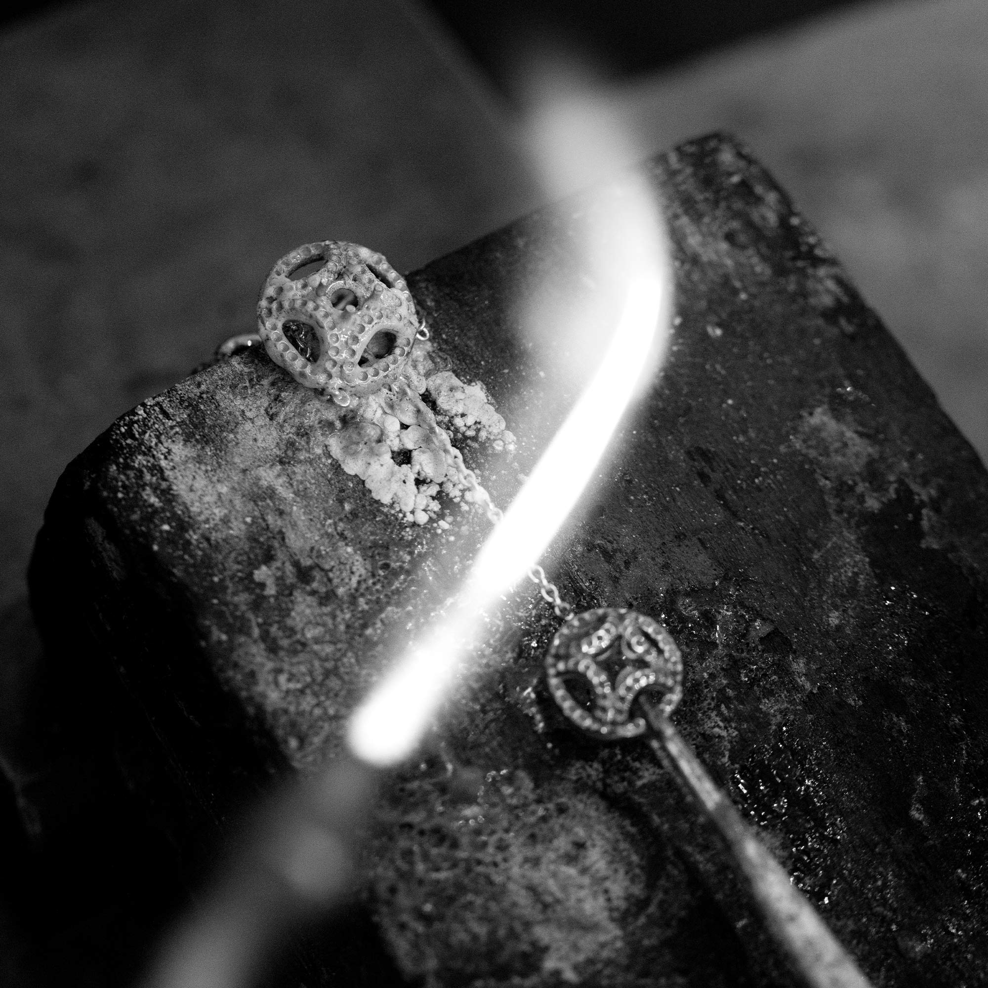 Façonnage artisanal de l’or recyclé 18k pour des bijoux éthiques faits main avec diamants incolores de laboratoire