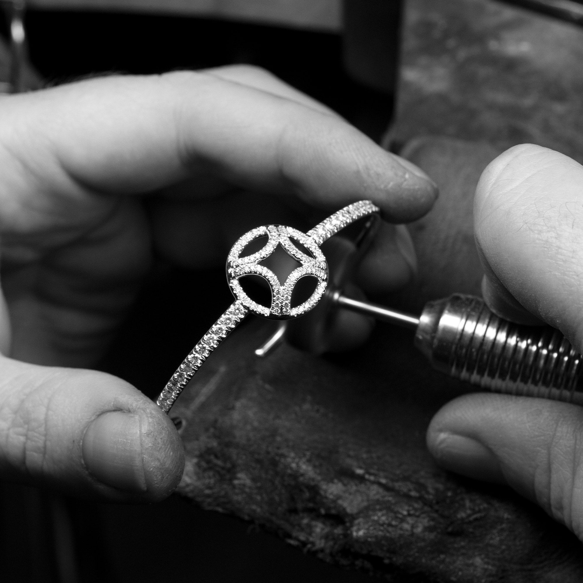 Polissage artisanal de bijoux éthiques en or recyclé 18k sertis de diamants incolores de laboratoire