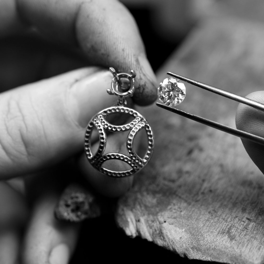 le sertissage boucel d'oreille perpétuelle pavé de diamant de synthèse 1 carat atelier savoir-faire maison de joaillerie loyale paris