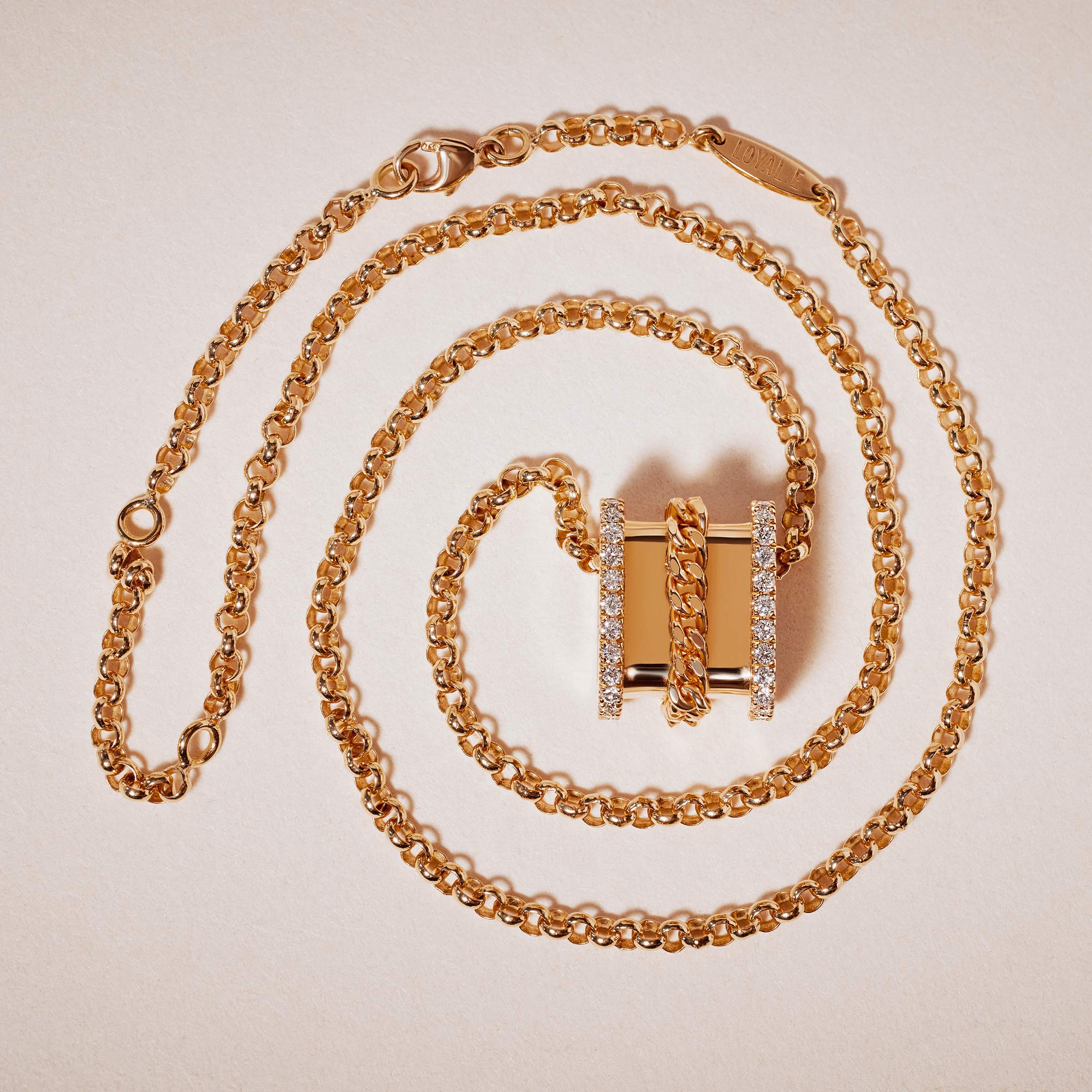 pendentif pièce d'exception or jaune recyclé 18k chaine épaisse pavé de diamants de laboratoire maison de joaillerie loyale paris