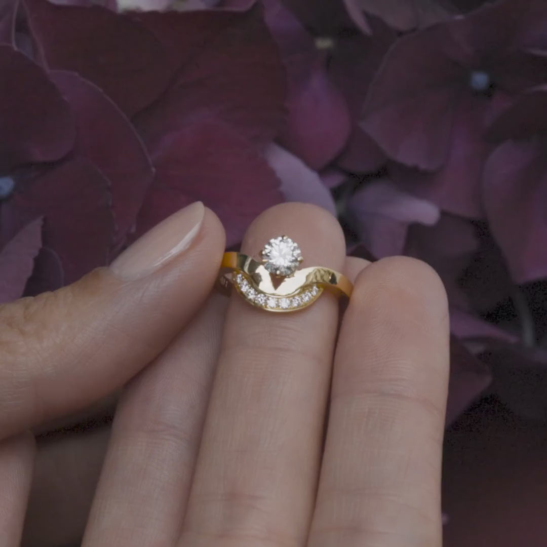 Bague Emblème 0.5ct semi-pavée - Or jaune 18k - diamant éthique - Loyale Paris