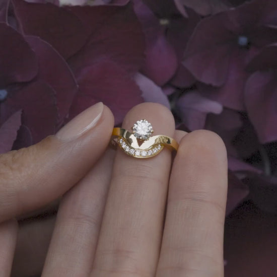 Bague_Emblème_rond_brillant_semi-pavée_-_Or_jaune_18k_-_diamant_éthique_-_Loyale_Paris