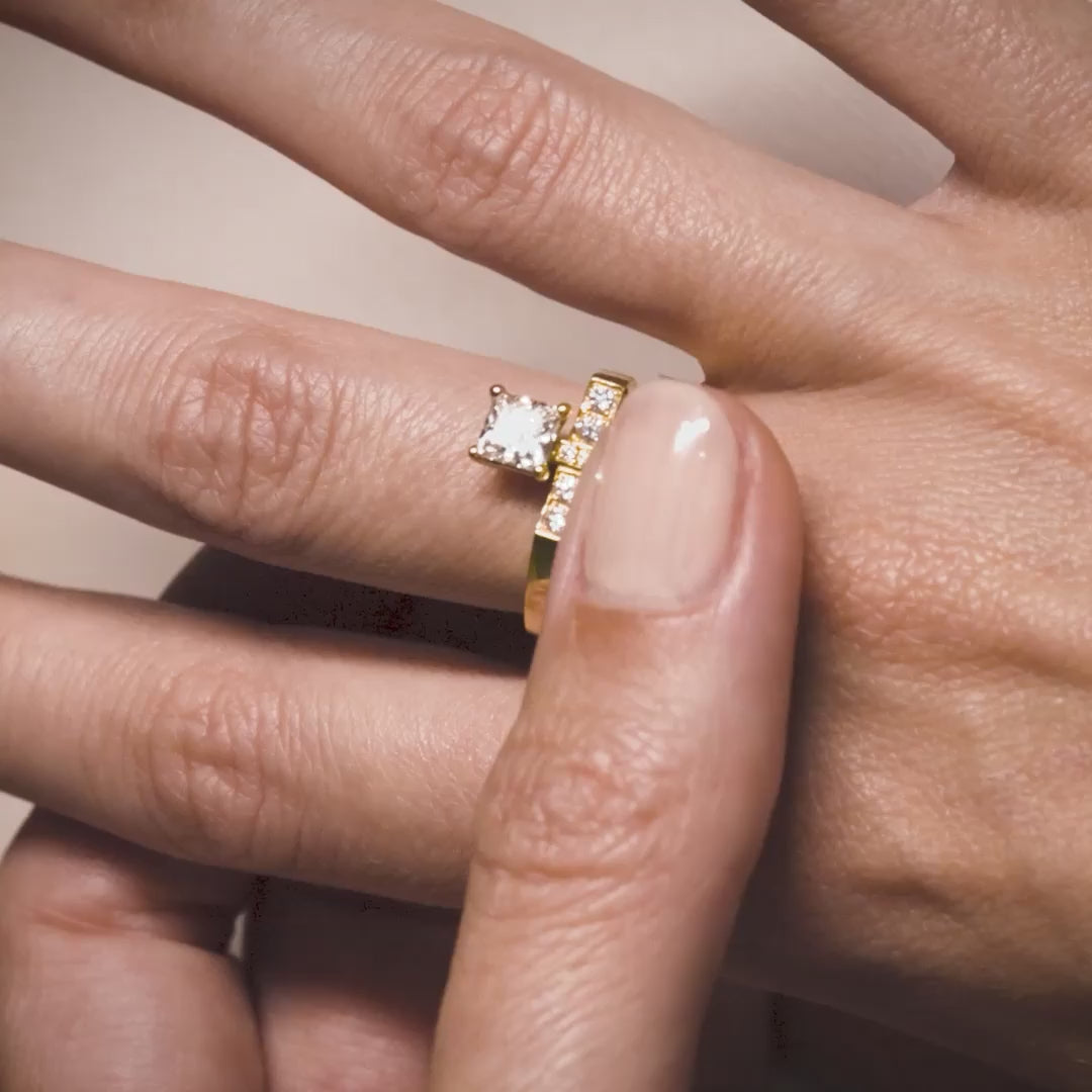 Solitaire Uraeus 0.7ct Princesse pavé - Or jaune 18k - diamant éthique - Loyale Paris