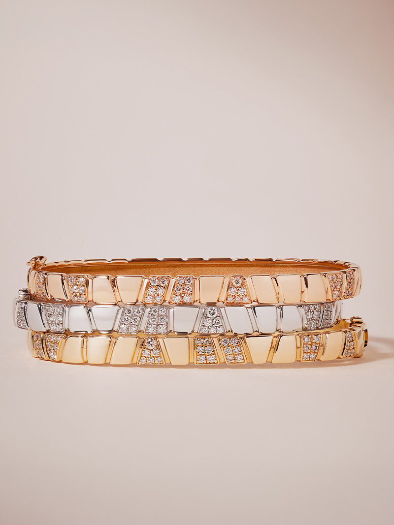 Trois bracelets articulés en or jaune, or blanc et or rose 18 carats ornés de diamants éthiques superposés par la maison de joaillerie Loyal.e Paris