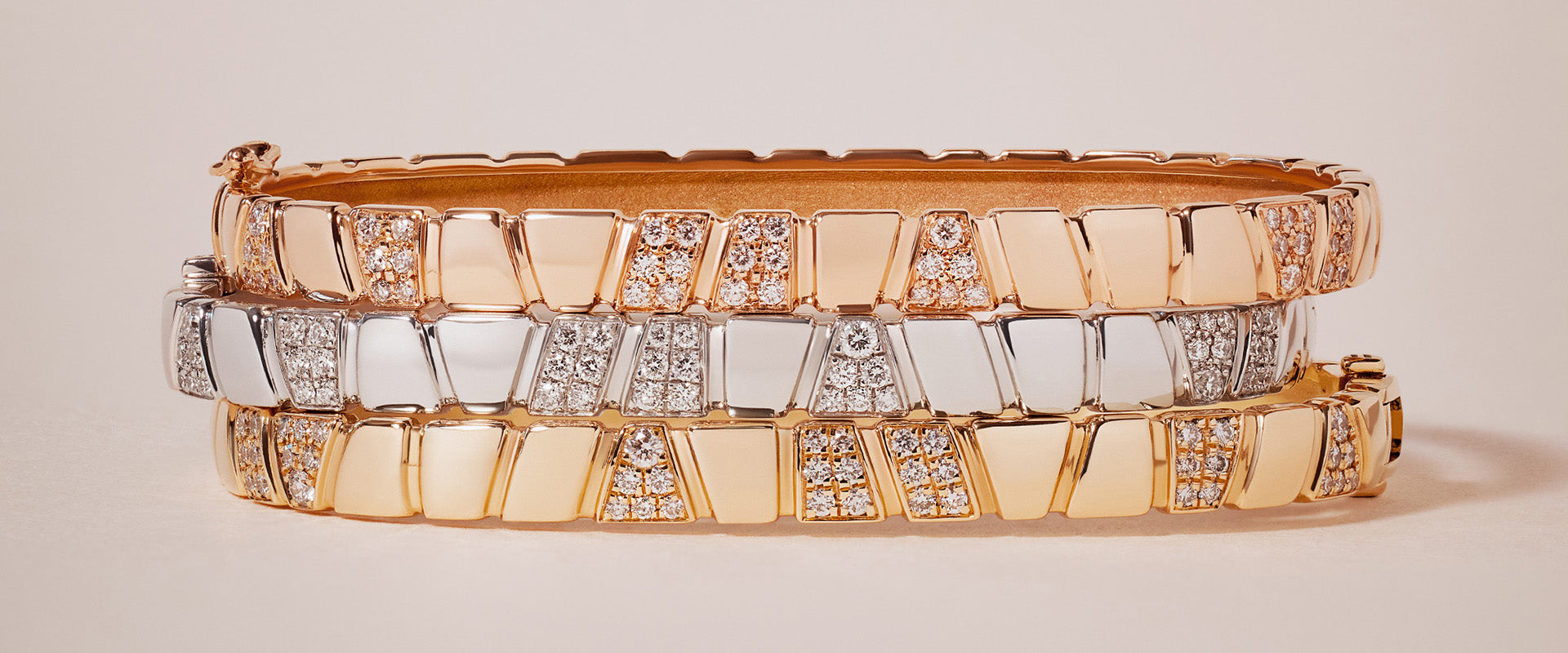 Trois bracelets articulés en or jaune, or blanc et or rose 18 carats ornés de diamants éthiques superposés par la maison de joaillerie Loyal.e Paris