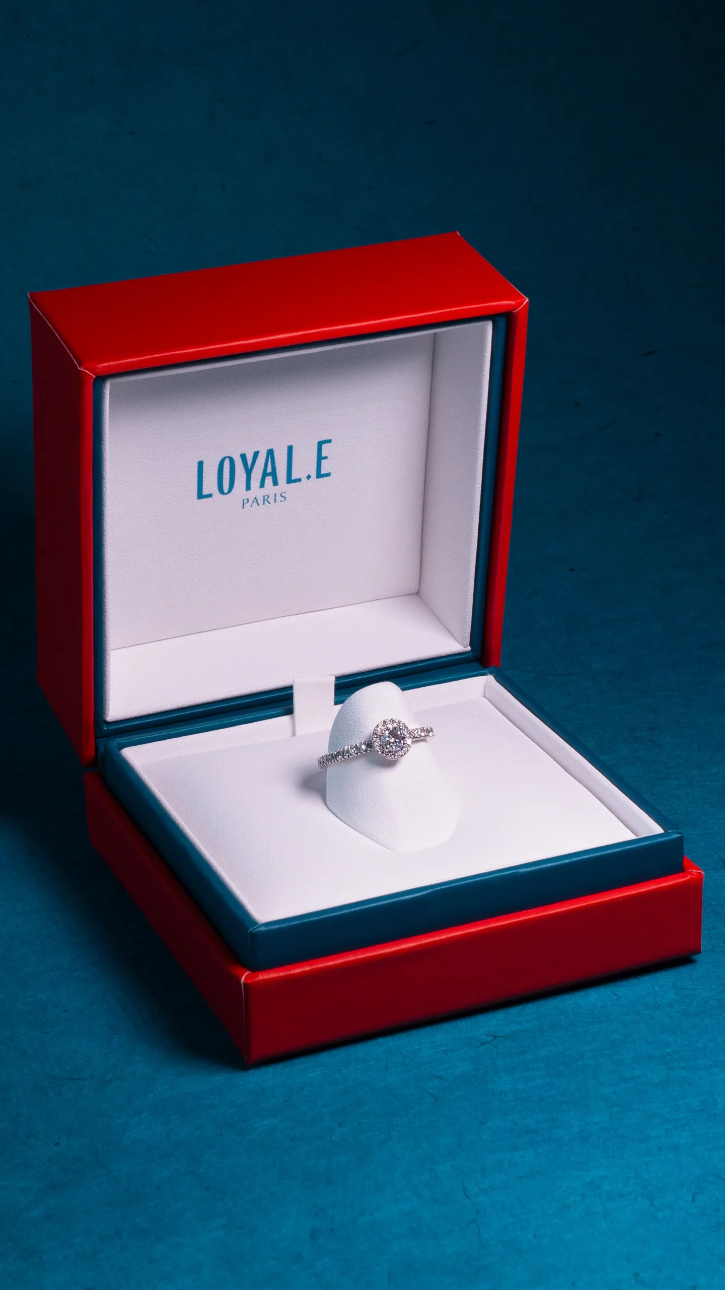 ethical engagement ring in sustainable jewelry box Loyale Paris contact 2